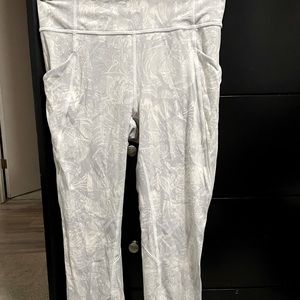 Lululemon Aligns 7/8 length grey/white